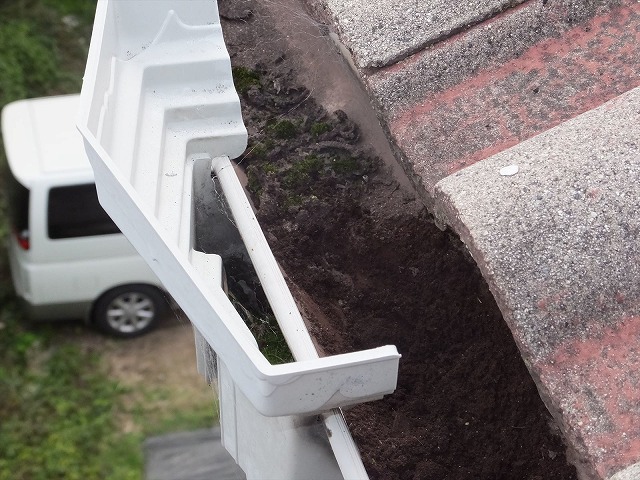 集水器の周りに泥が集まっている